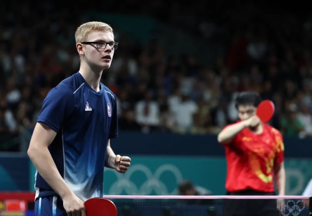 一脚凌空抽 一脚凌空抽